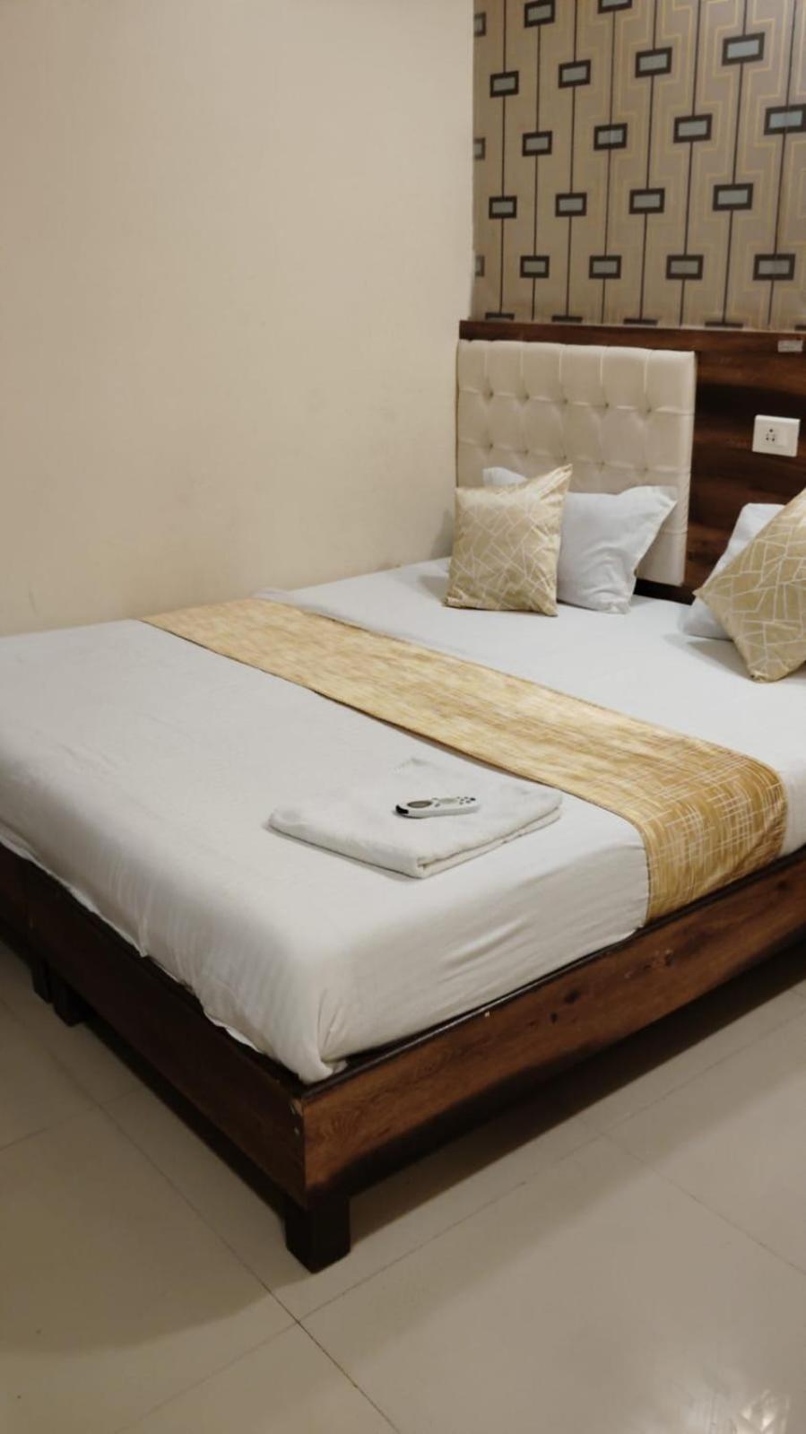 Hotel Crystal Park Near Nesco Exhibition Center Mumbai Exterior photo