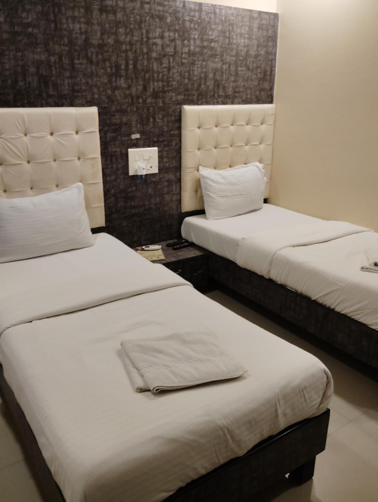 Hotel Crystal Park Near Nesco Exhibition Center Mumbai Exterior photo