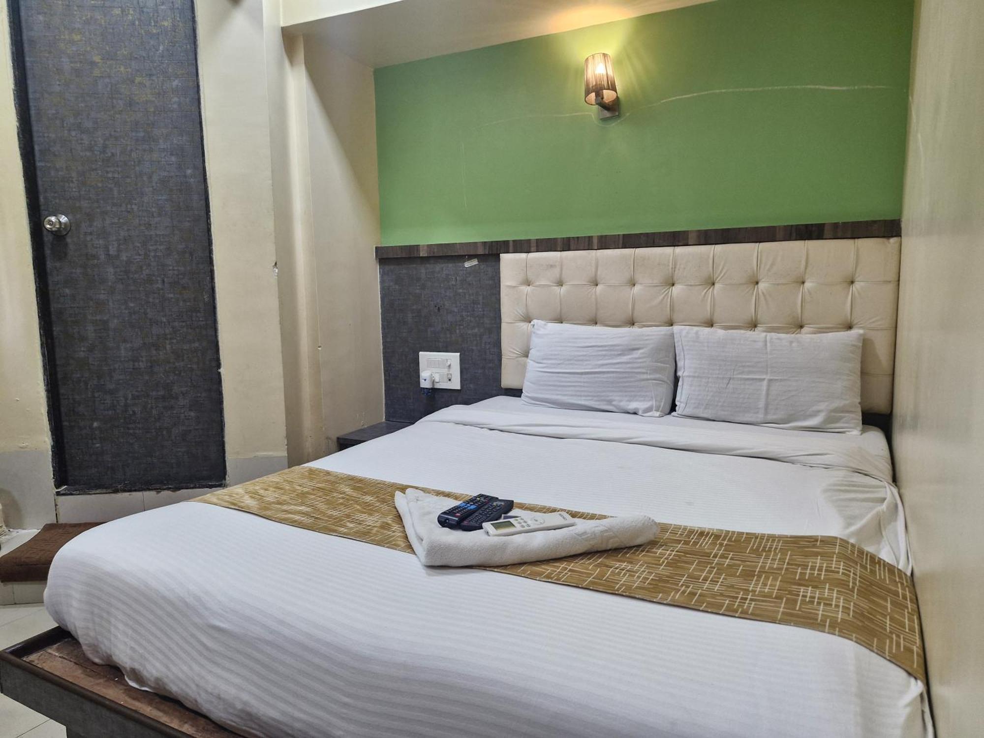 Hotel Crystal Park Near Nesco Exhibition Center Mumbai Exterior photo