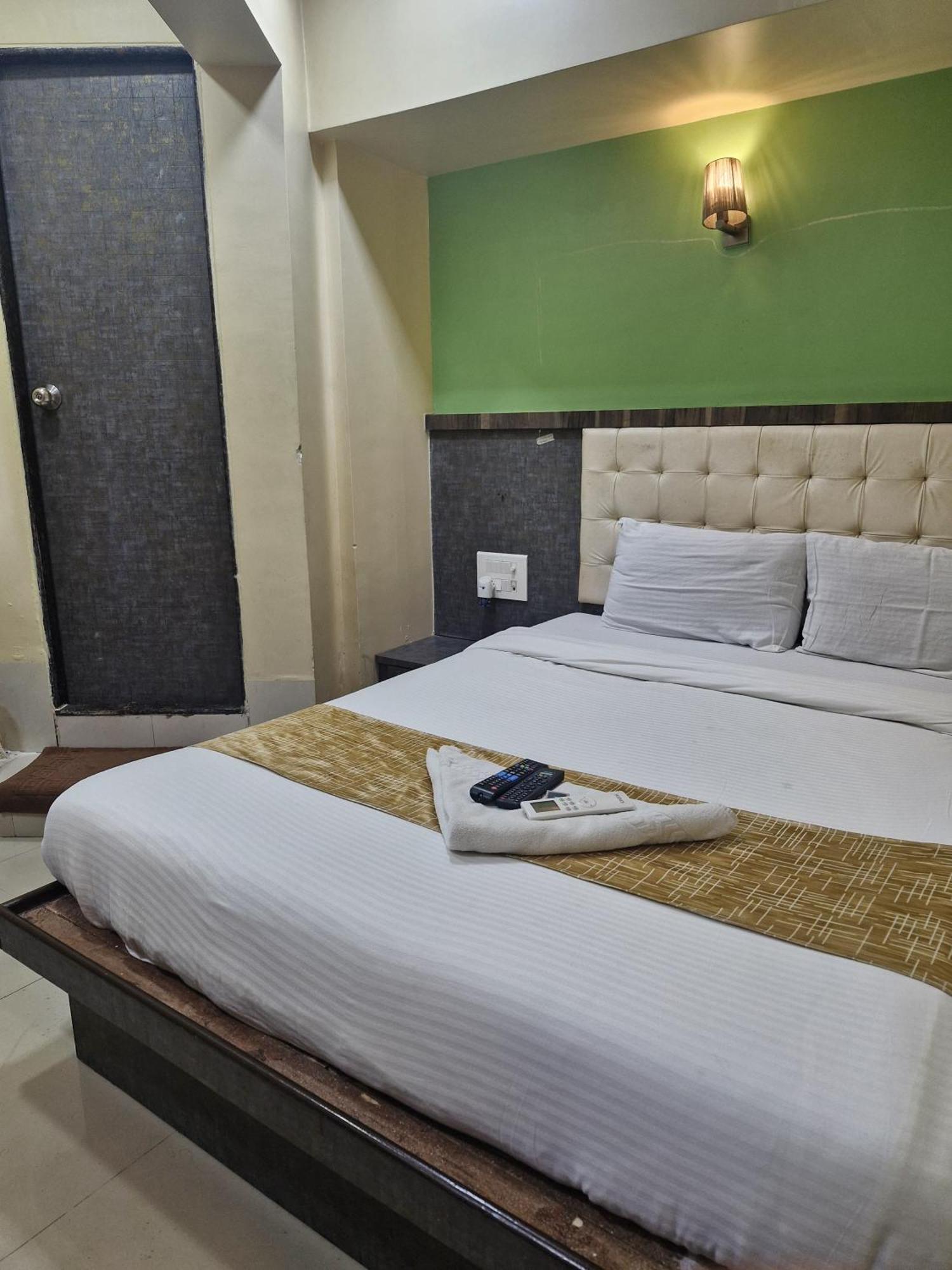 Hotel Crystal Park Near Nesco Exhibition Center Mumbai Exterior photo
